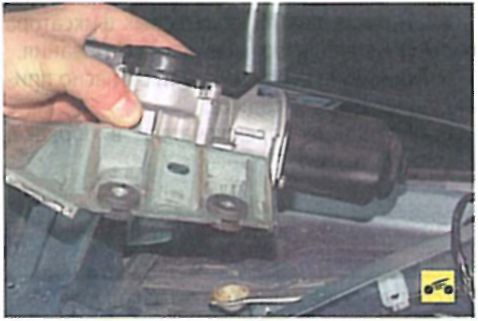 Снятие и установка моторедуктора стеклоочистителя