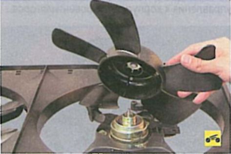 Снятие и установка электродвигателя вентилятора системы охлаждения двигателя