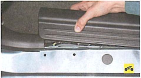 Снятие и установка привода замка крышки люка наливной трубы топливного бака