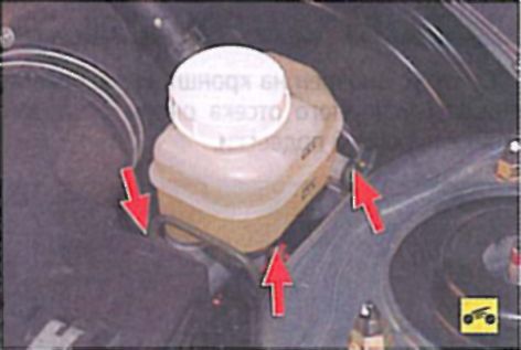 Проверка уровня и доливка тормозной жидкости в бачок главного тормозного цилиндра и главного цилиндра привода выключения сцепления