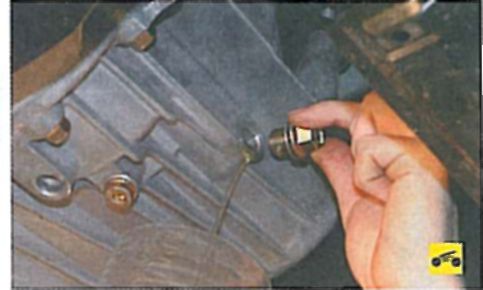Проверка уровня и доливка масла в механическую коробку передач и рабочей жидкости в автоматическую коробку передач