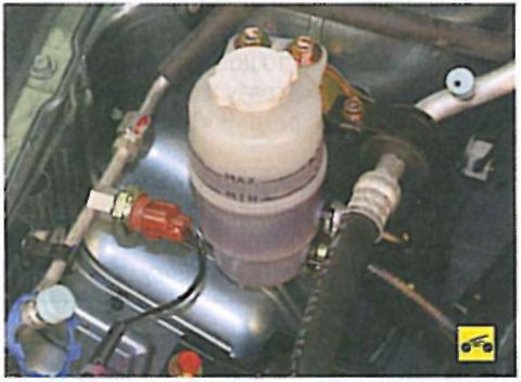 Проверка уровня и доливка жидкости в бачок гидроусилителя рулевого управления