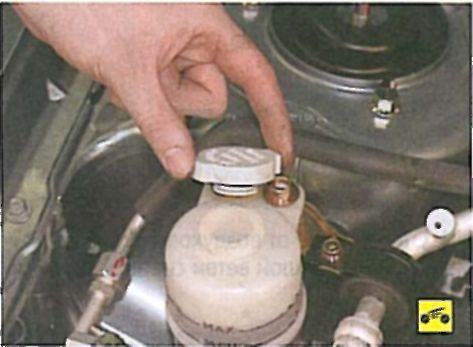 Проверка уровня и доливка жидкости в бачок гидроусилителя рулевого управления
