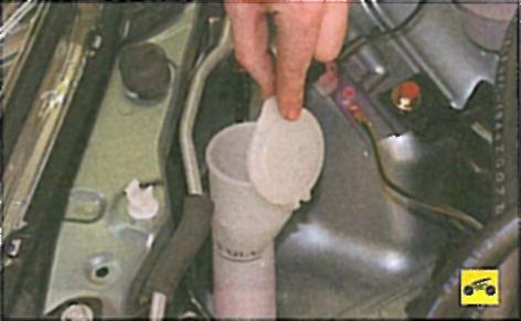 Проверка уровня и доливка жидкости в бачок омывателя
