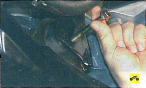 Замена передней опоры (подушки) двигателя и защитного бруса