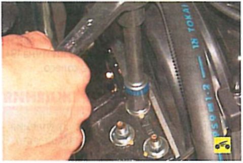 Замена правой опоры подвески (подушки) двигателя