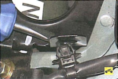 Замена  левой опоры подвески (подушки) двигателя